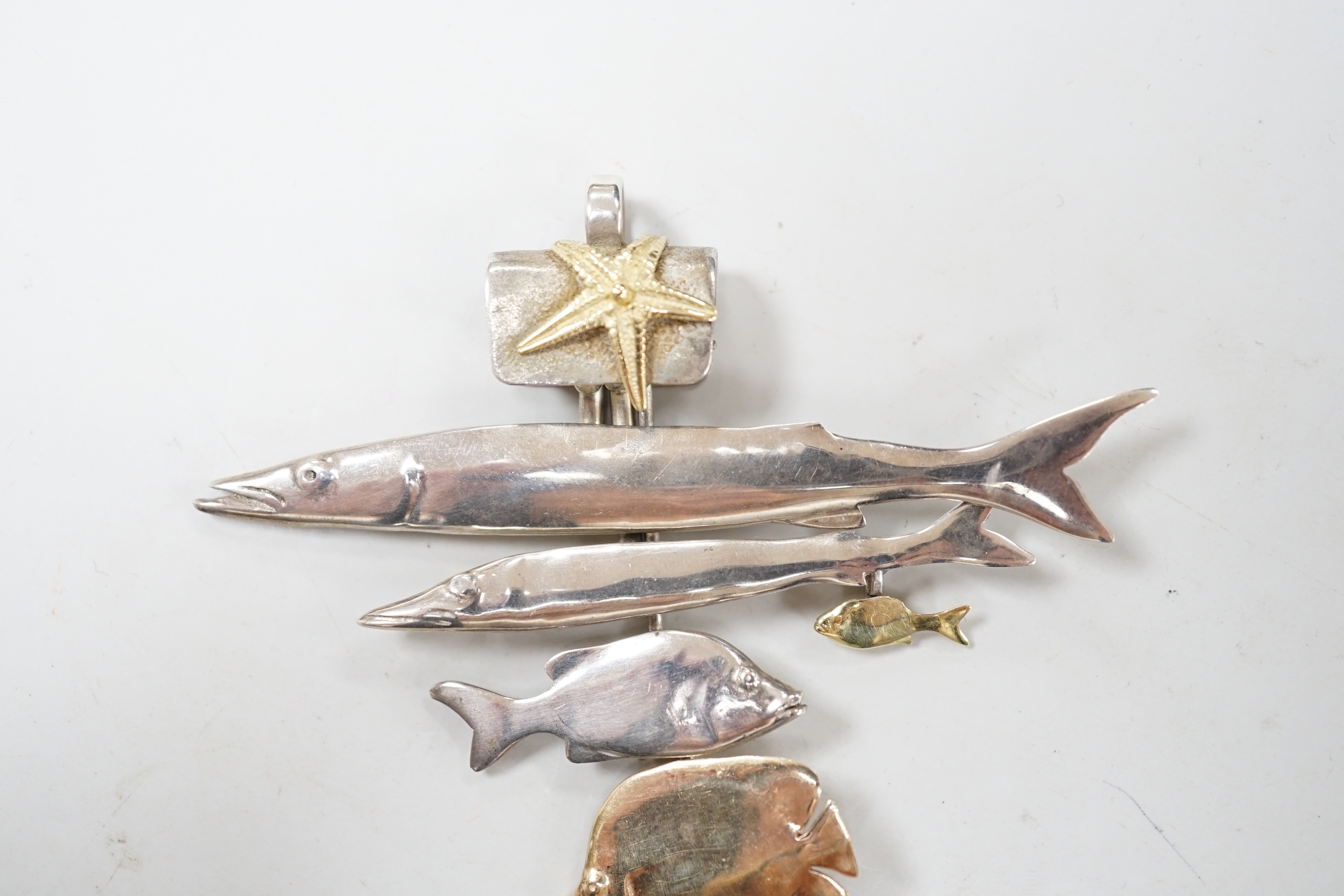 A late 20th century Alan Vallis silver and two colour yellow metal 'Red Sea Shoal' drop pendant, 89mm.